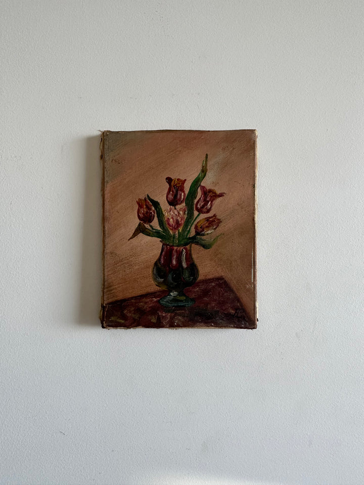 Bouquet de tulipes roses et rouges dans un vase sur fond vieux rose