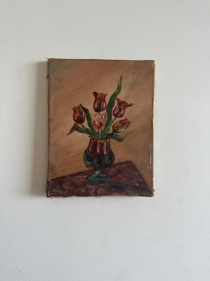 Bouquet de tulipes roses et rouges dans un vase sur fond vieux rose