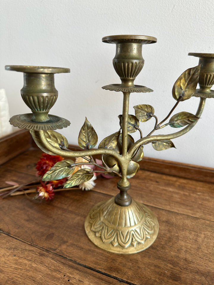 Chandelier à trois branches orné de roses sculptées