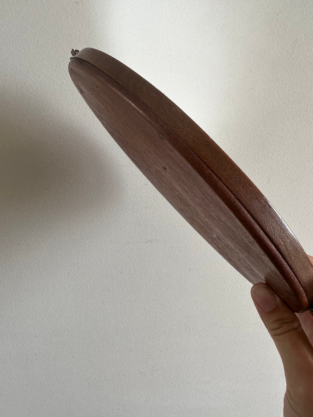 Plateau miroir ovale en bois avec anses en laiton travaillé