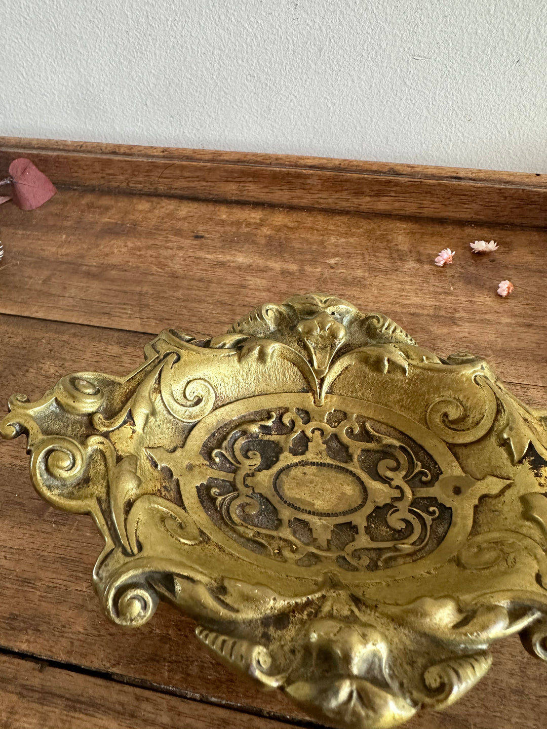 Vide poche sur pied en bronze ornement gothiques