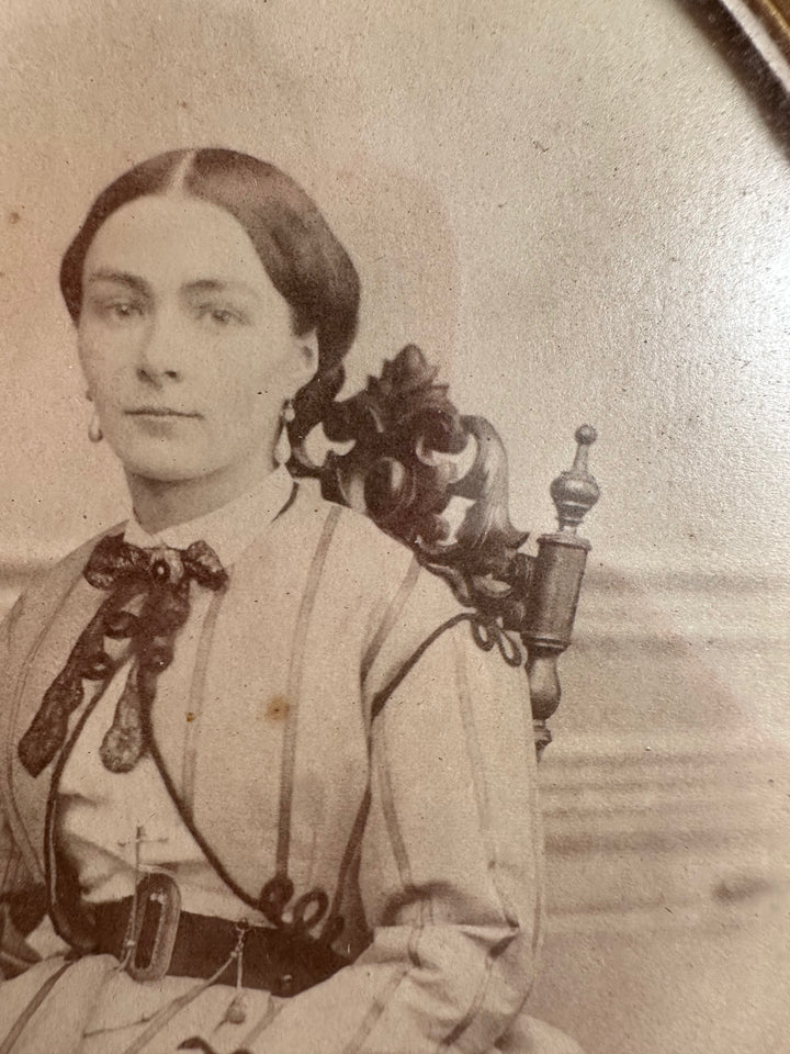 Portrait jeune femme assise dans son cadre doré à la feuille d'or.