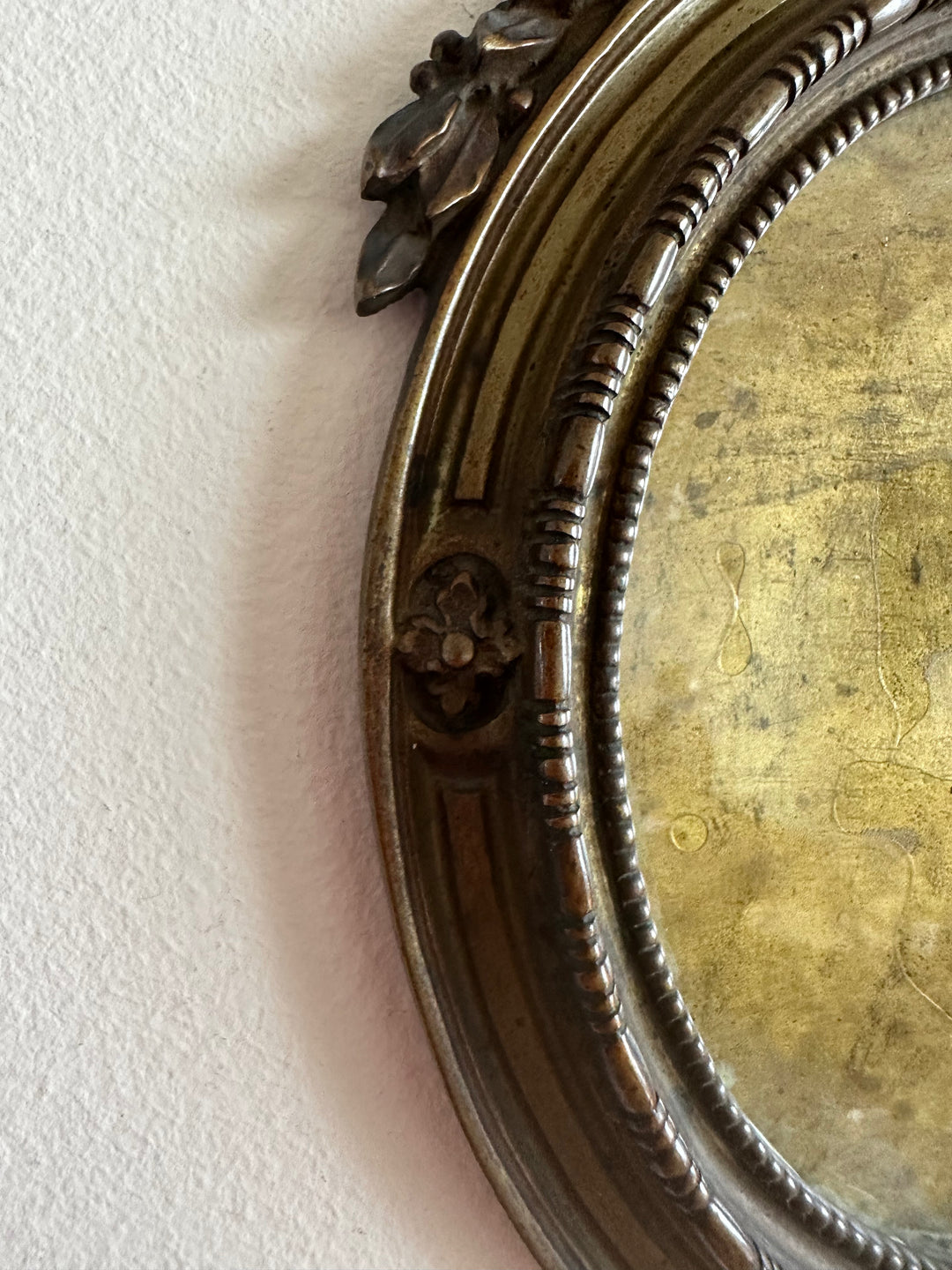 Cadre photo Napoléon III rond en bronze noeud sur fronton