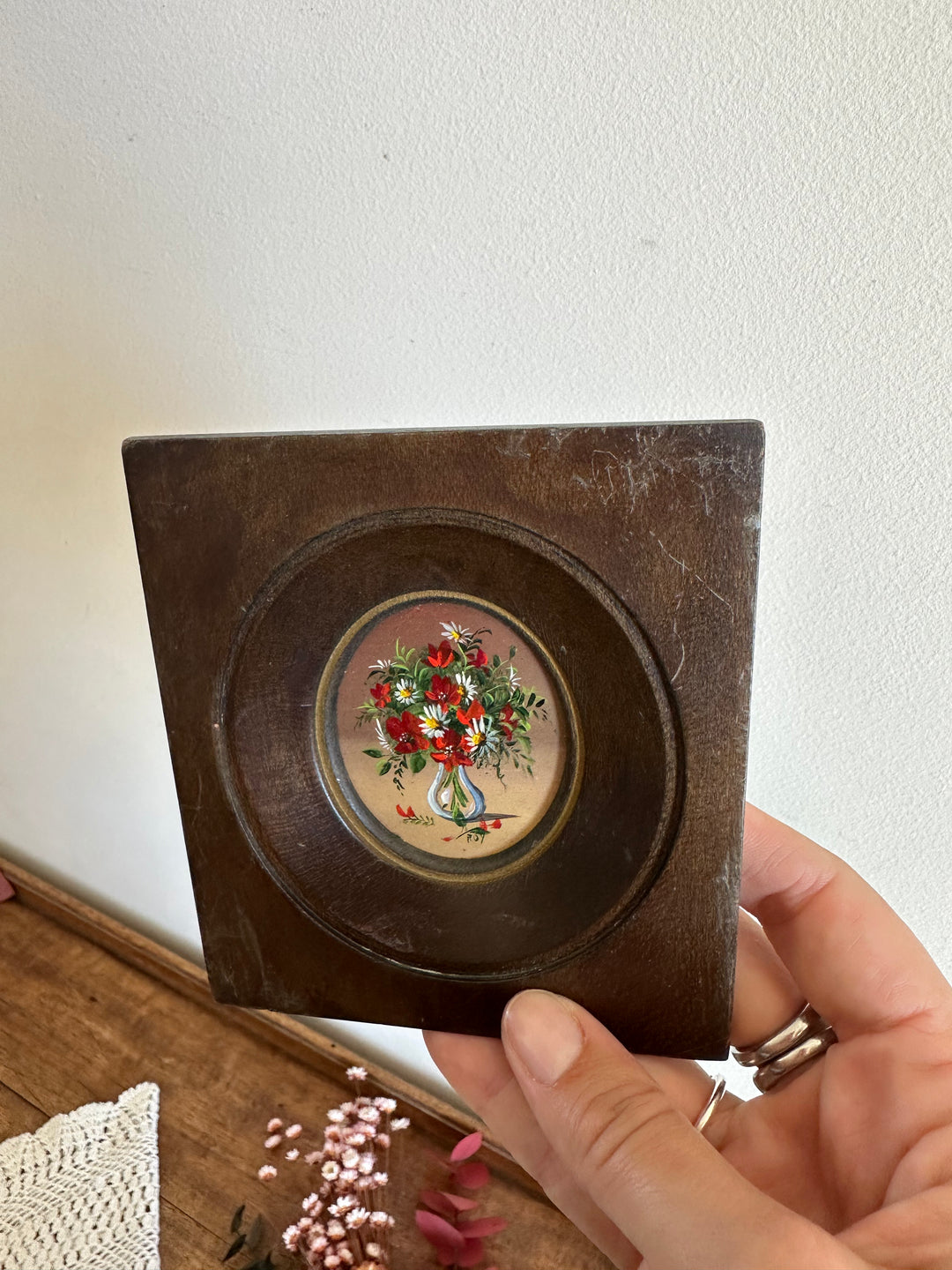 Peinture taille mini signée bouquet de fleurs dans cadre en bois années 30