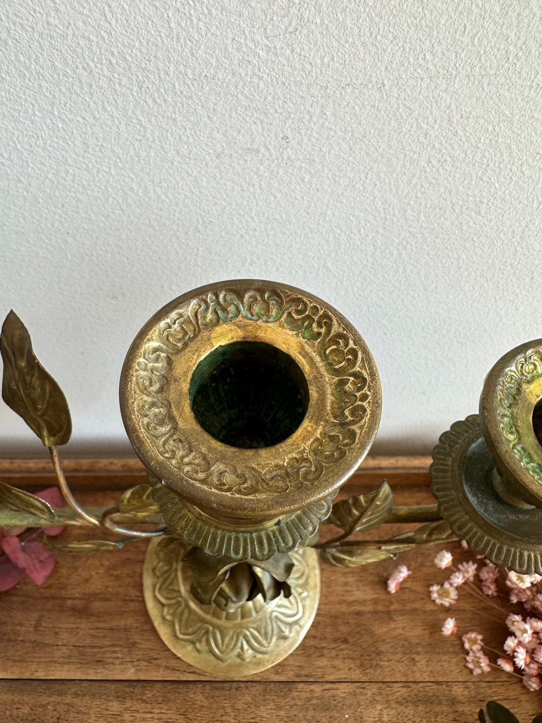 Chandelier à trois branches orné de roses sculptées