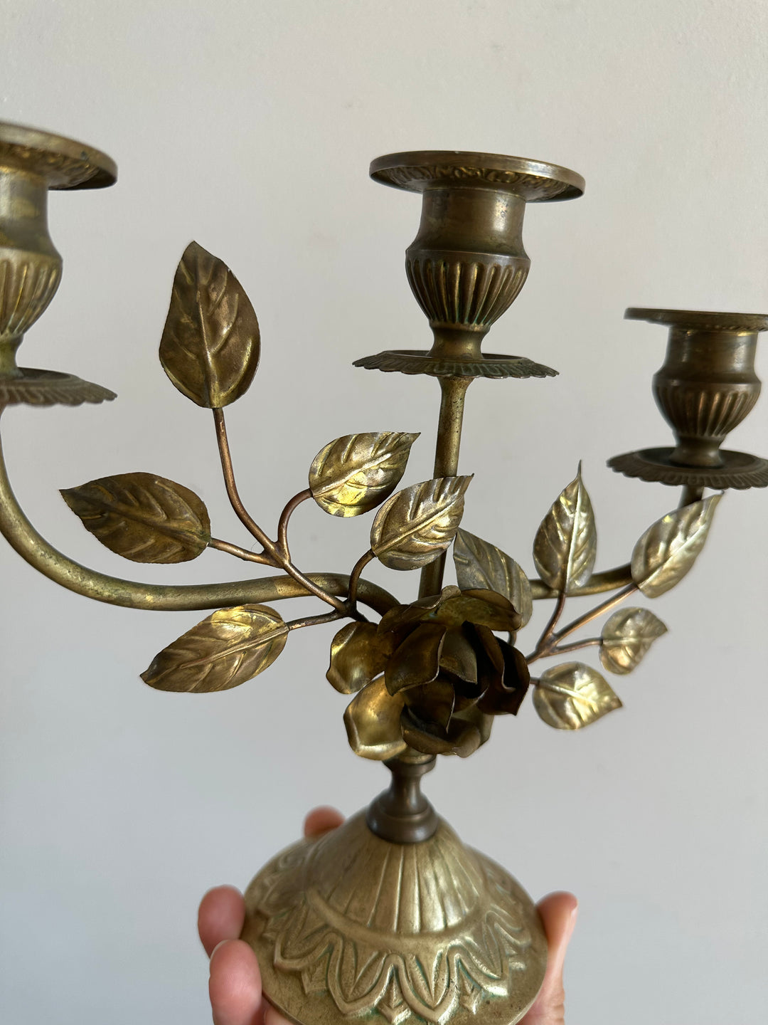 Chandelier à trois branches orné de roses sculptées