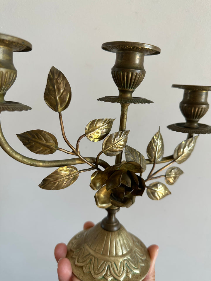 Chandelier à trois branches orné de roses sculptées