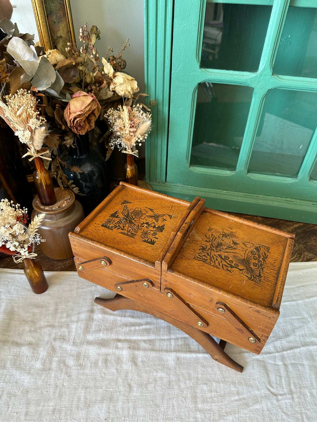Travailleuse de table en bois avec gravures décoratives