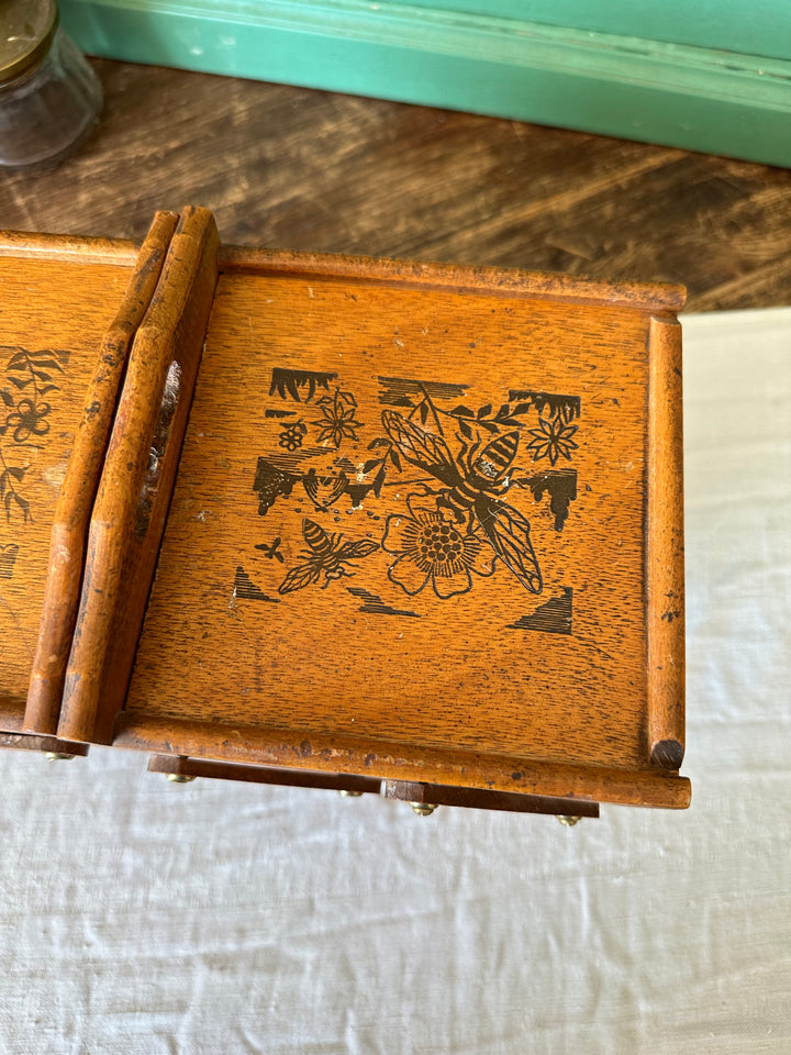 Travailleuse de table en bois avec gravures décoratives