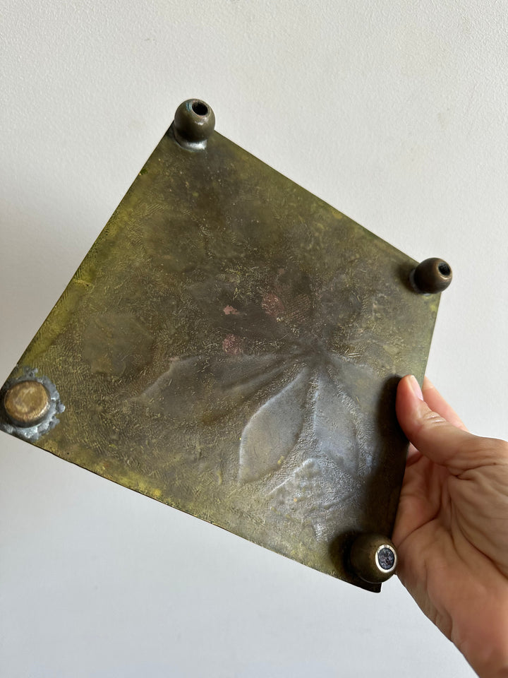 Dessous de plat signé AF en laiton motifs feuilles