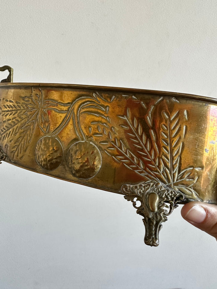 Jardinière en cuivre et laiton gravée sur pieds sculptés