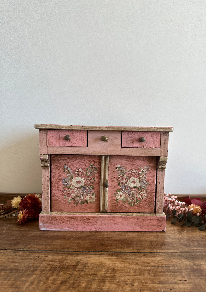 Coffre en bois artisanal peint en rose décoré de fleurs blanches