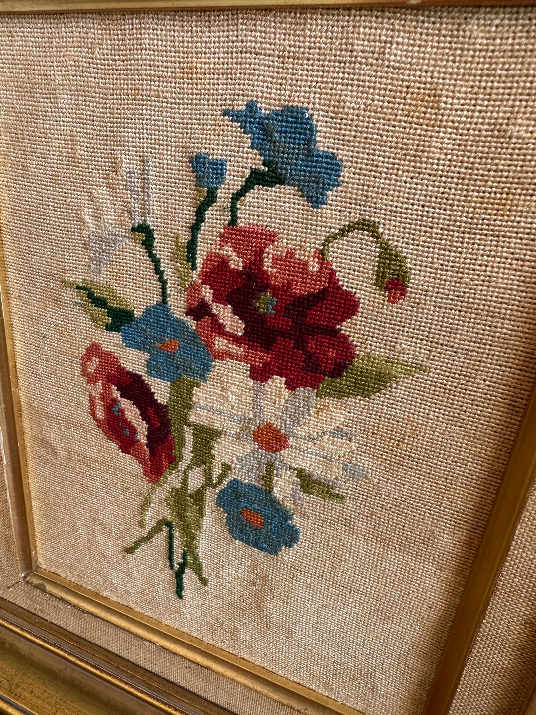 Broderie fleurs roses et bleues dans cadre doré début XX ème