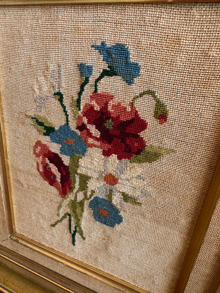 Broderie fleurs roses et bleues dans cadre doré début XX ème