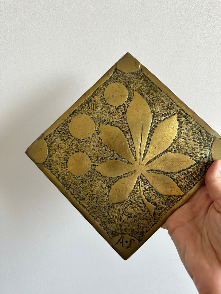 Dessous de plat signé AF en laiton motifs feuilles