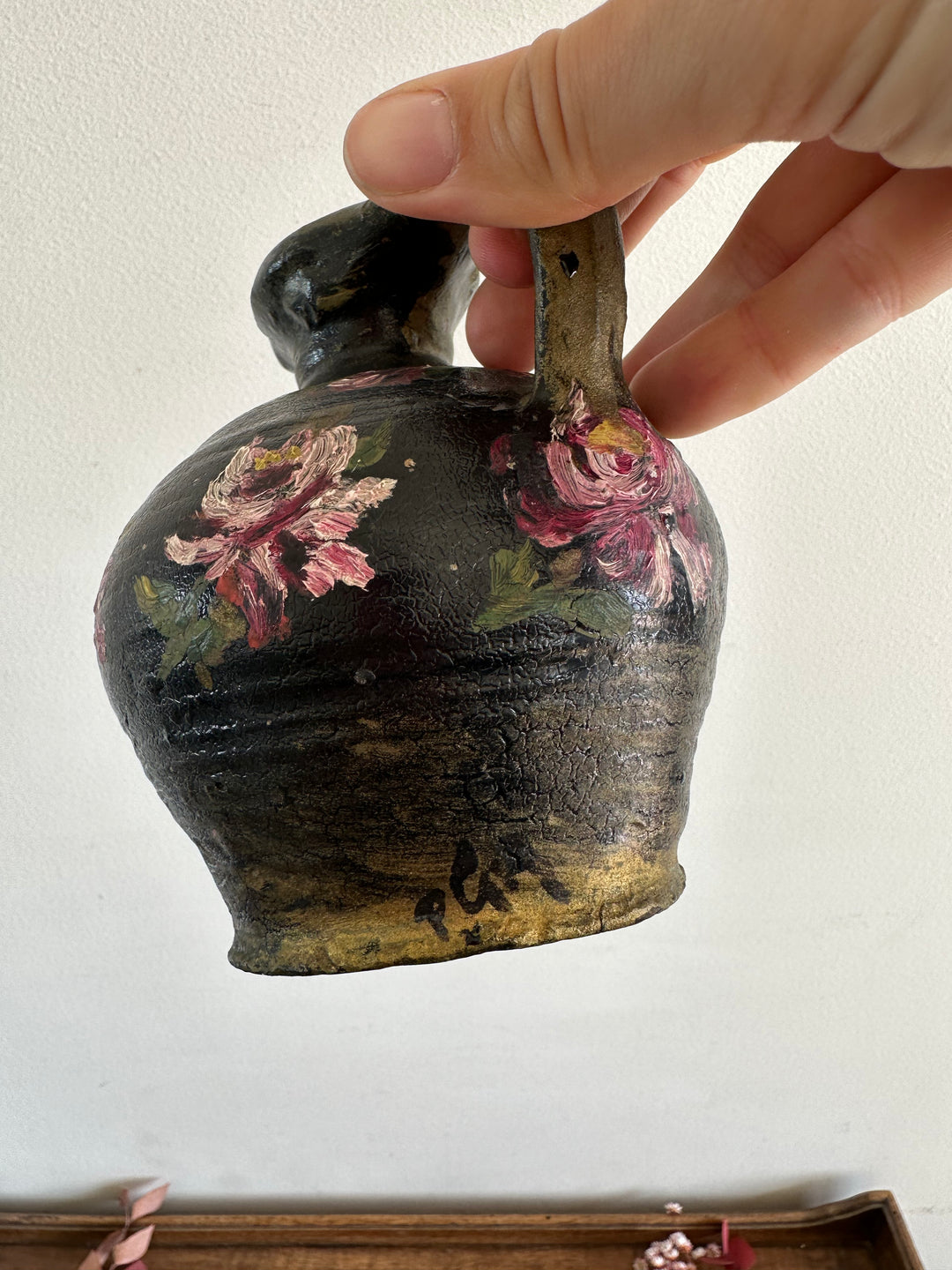 Pichet en terre cuite peint à la main