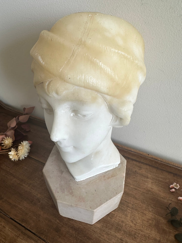 Statue en résine et plâtre, jeune fille année 20