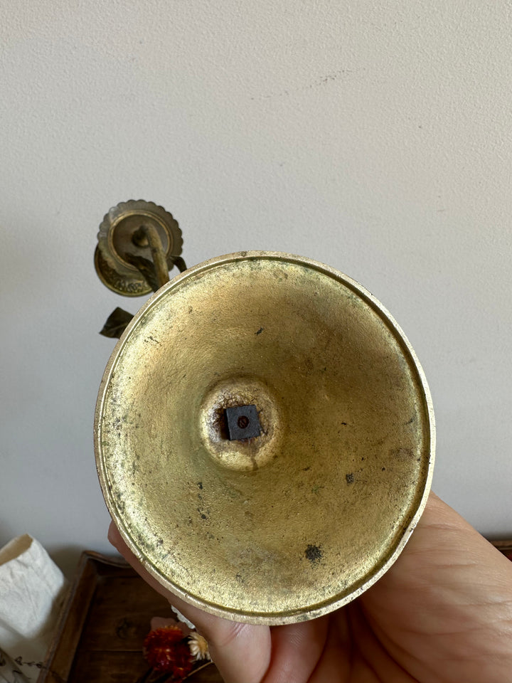 Chandelier à trois branches orné de roses sculptées