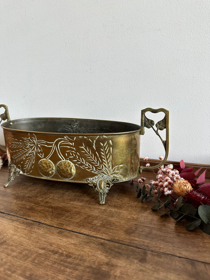 Jardinière en cuivre et laiton gravée sur pieds sculptés
