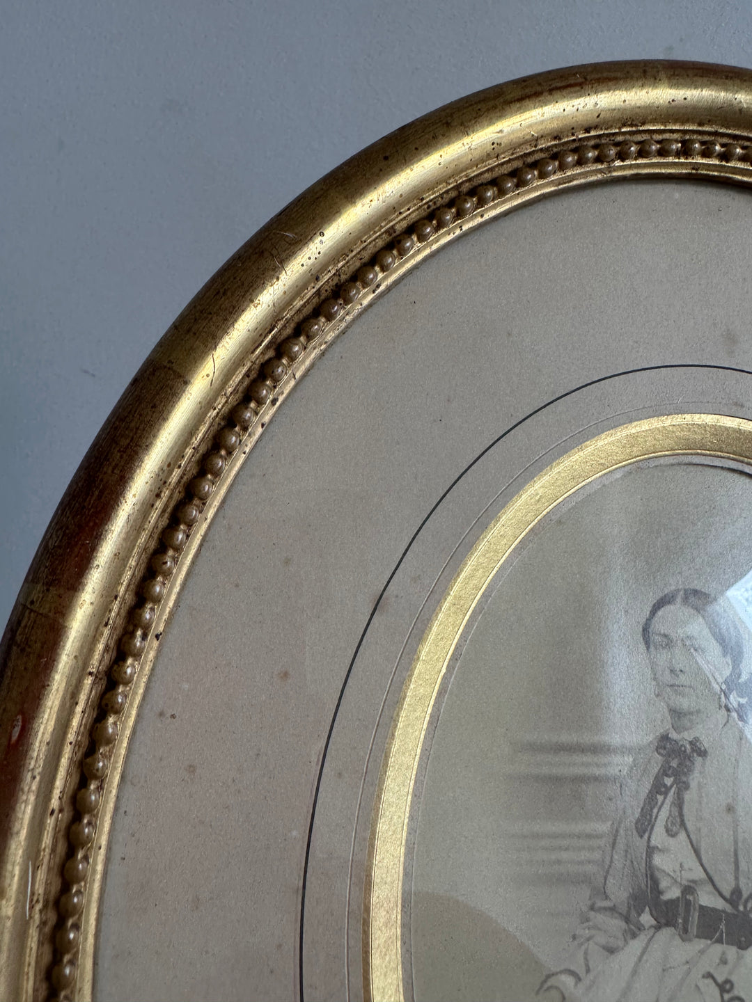Portrait jeune femme assise dans son cadre doré à la feuille d'or.