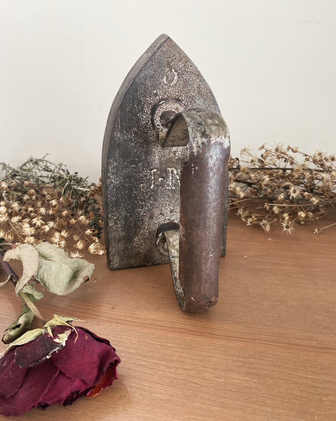 Ancien fer à repasser en fonte J.M