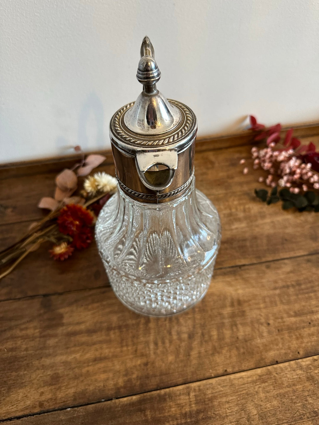 Carafe en verre bec en métal argenté travaillé large anse