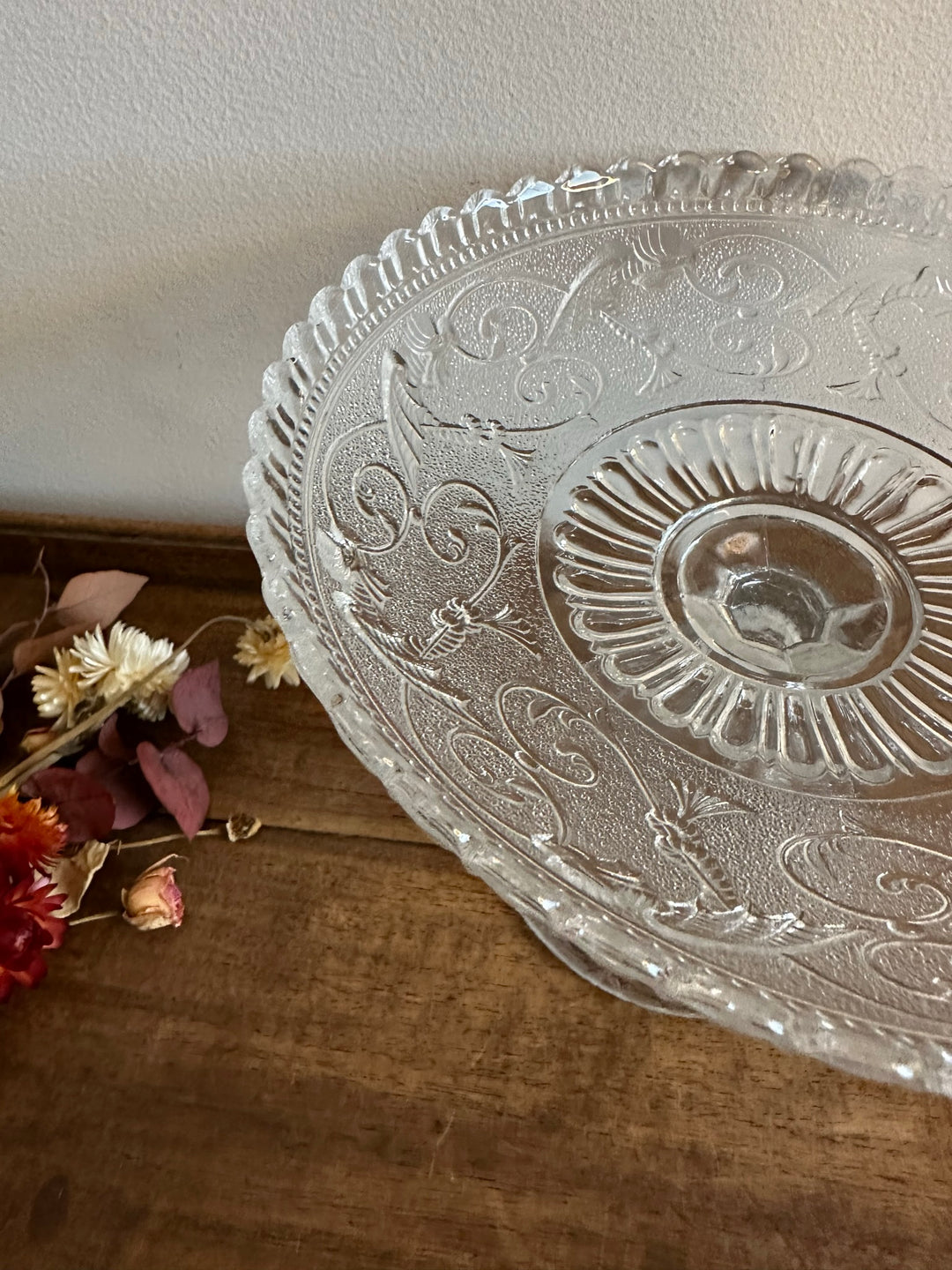 Compotier en verre moulé bordures dentelées