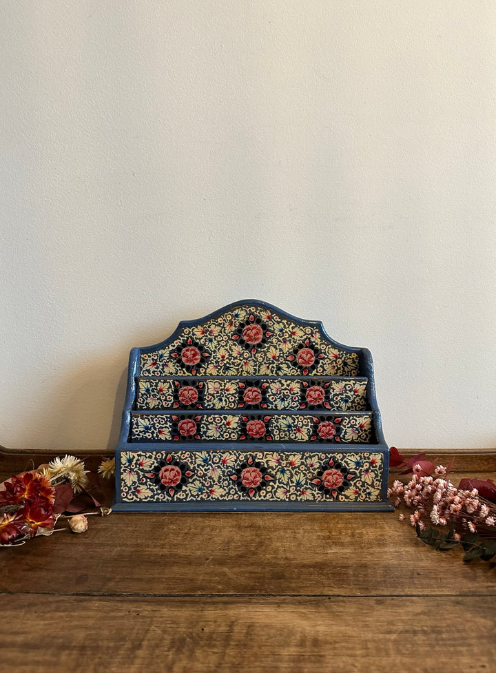 Porte courrier en bois décoré de fleurs roses sur fond bleu