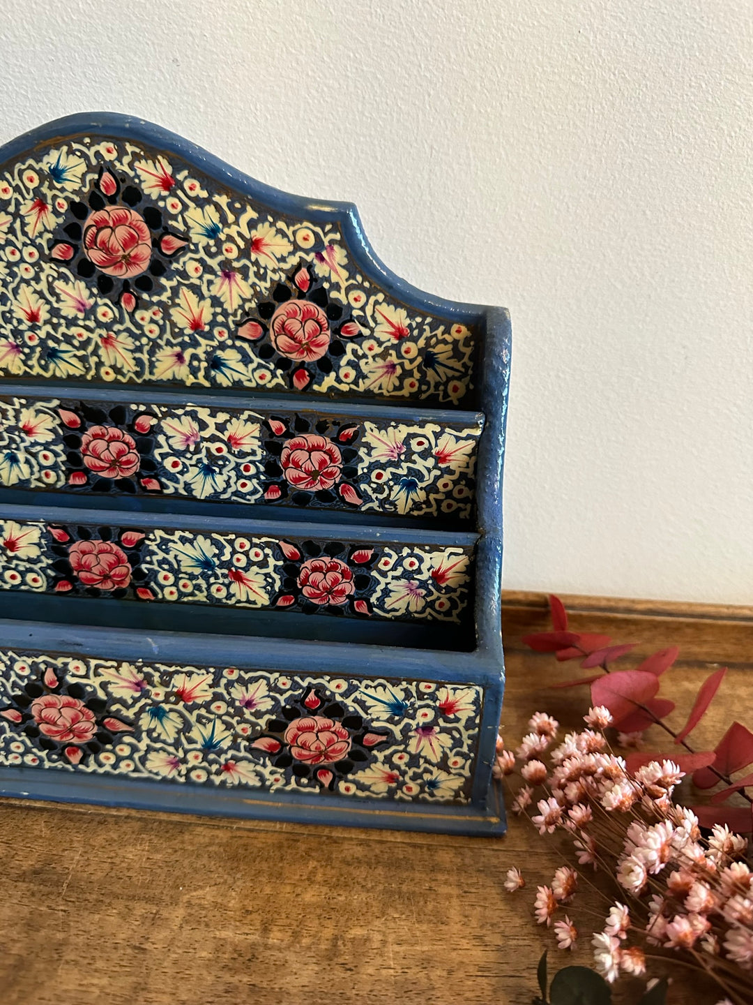 Porte courrier en bois décoré de fleurs roses sur fond bleu