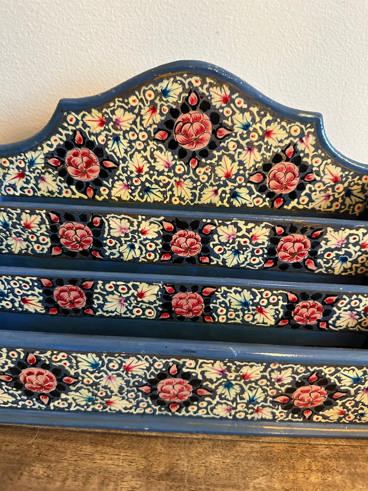 Porte courrier en bois décoré de fleurs roses sur fond bleu