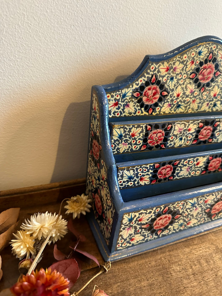 Porte courrier en bois décoré de fleurs roses sur fond bleu