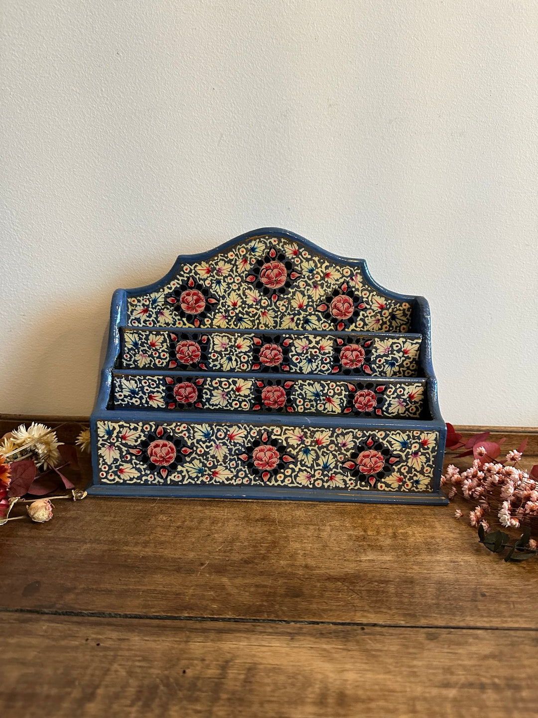 Porte courrier en bois décoré de fleurs roses sur fond bleu