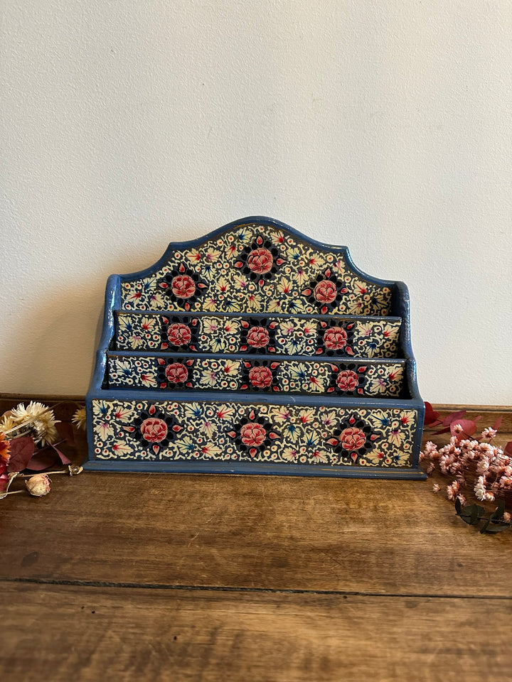 Porte courrier en bois décoré de fleurs roses sur fond bleu