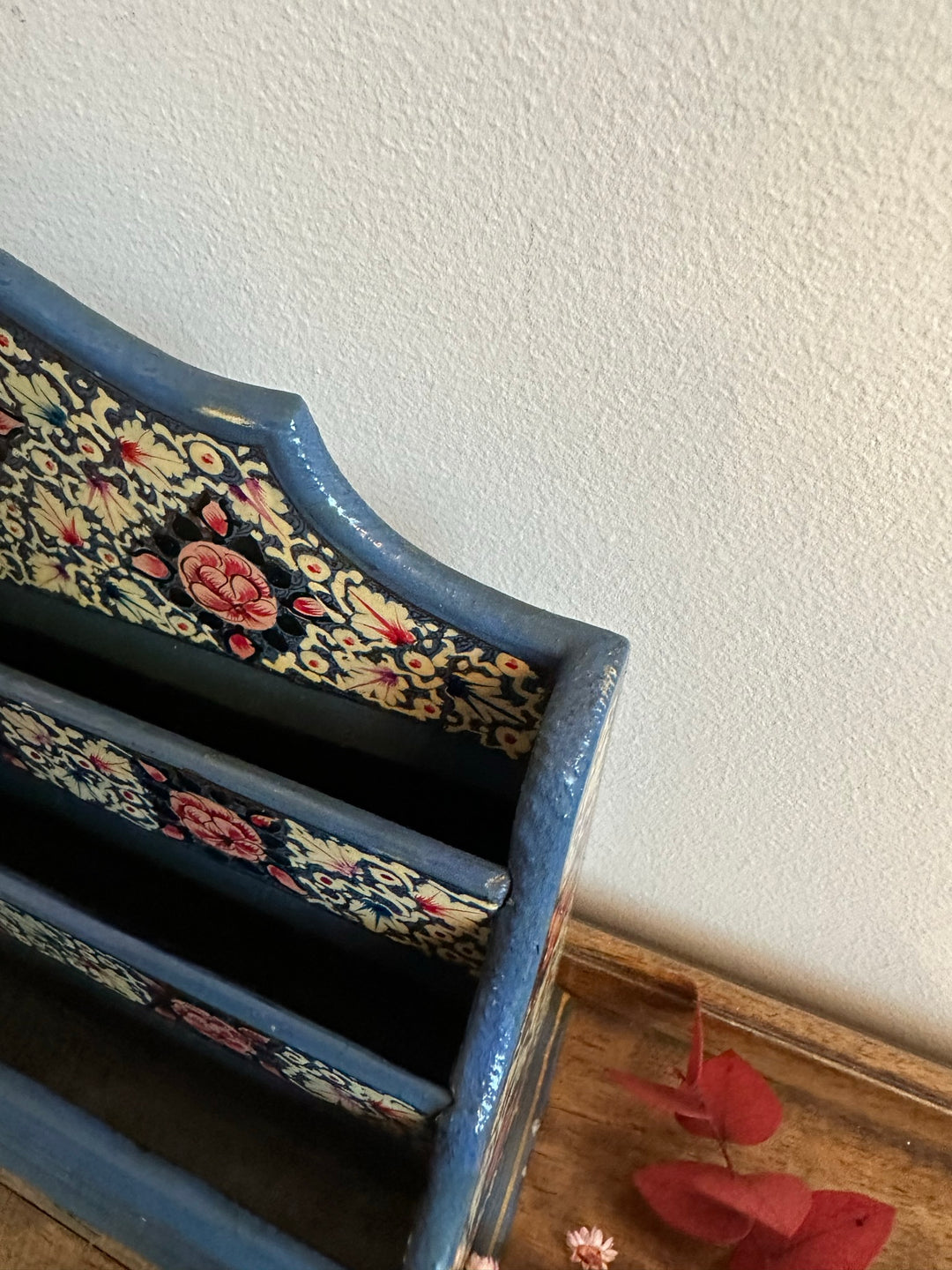 Porte courrier en bois décoré de fleurs roses sur fond bleu