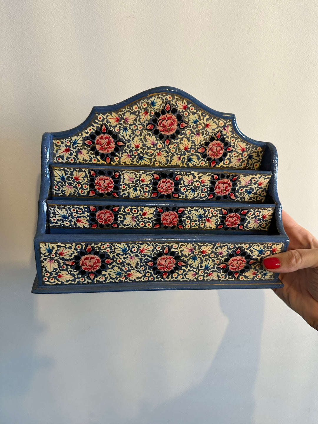 Porte courrier en bois décoré de fleurs roses sur fond bleu