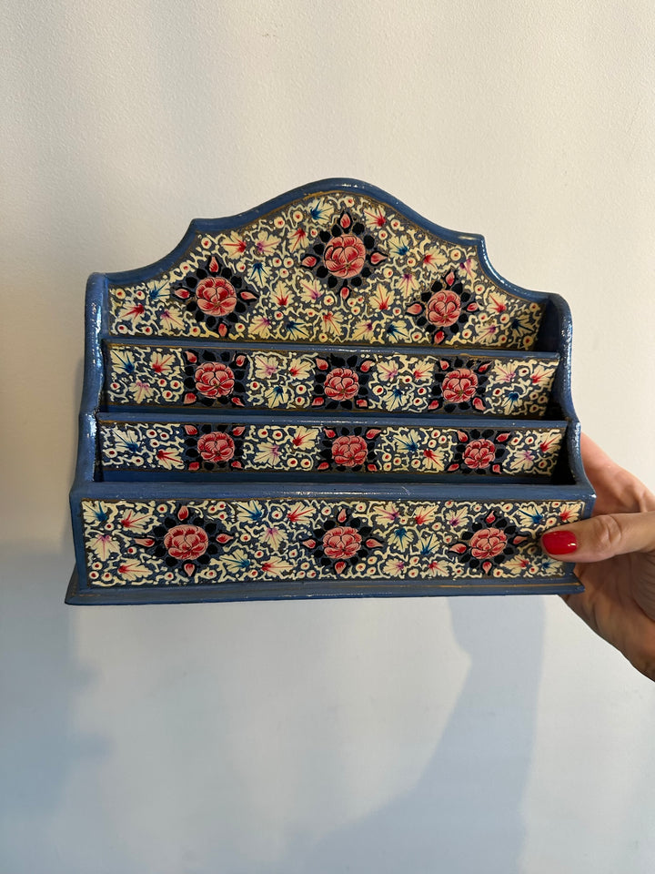 Porte courrier en bois décoré de fleurs roses sur fond bleu