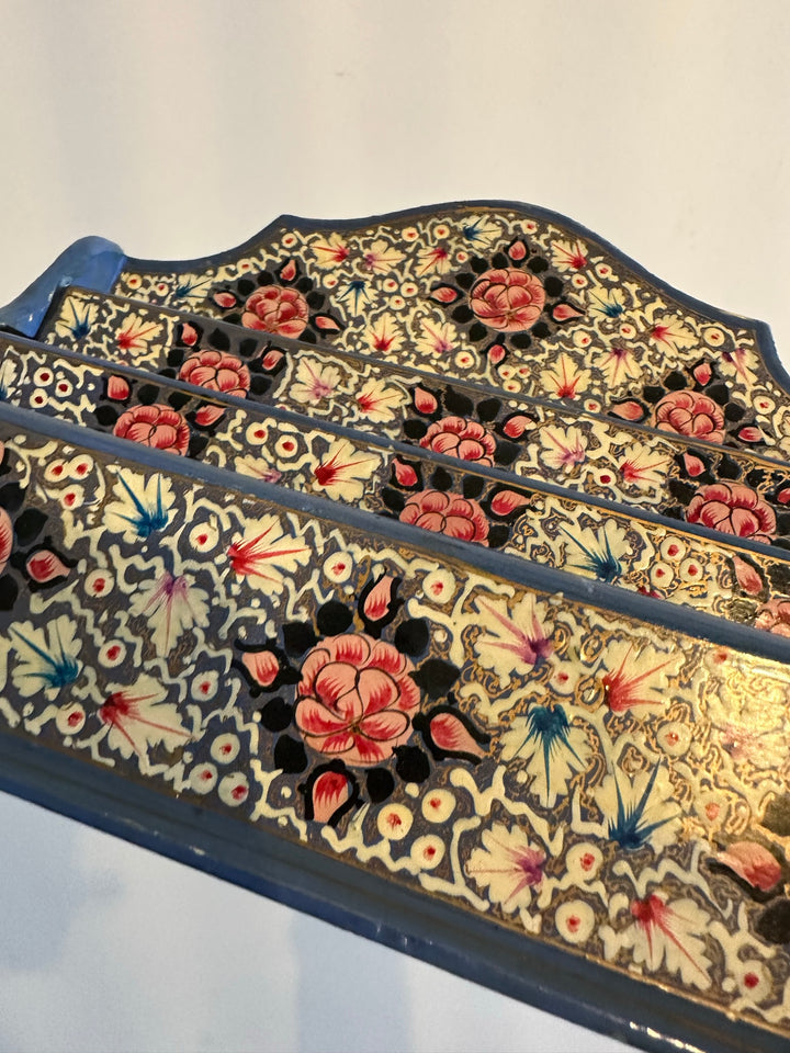 Porte courrier en bois décoré de fleurs roses sur fond bleu