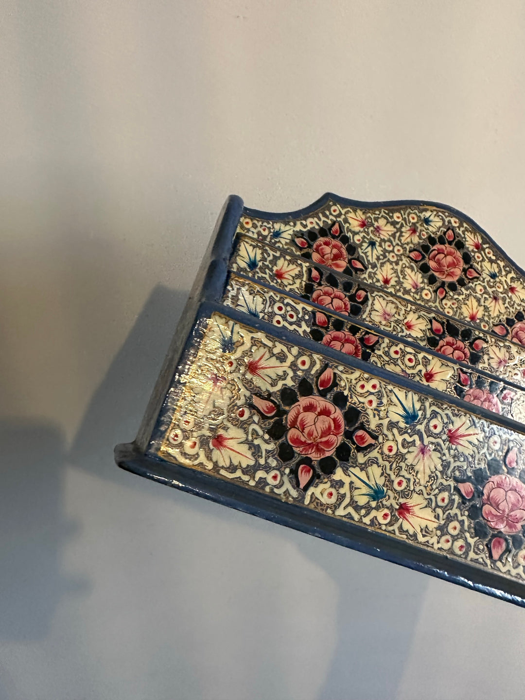Porte courrier en bois décoré de fleurs roses sur fond bleu