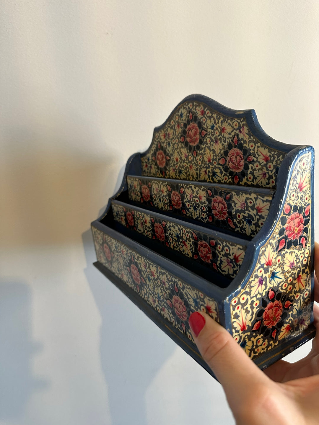Porte courrier en bois décoré de fleurs roses sur fond bleu