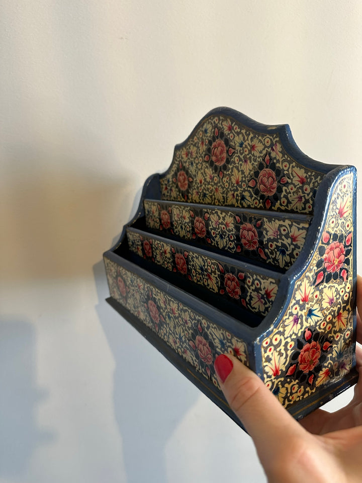 Porte courrier en bois décoré de fleurs roses sur fond bleu