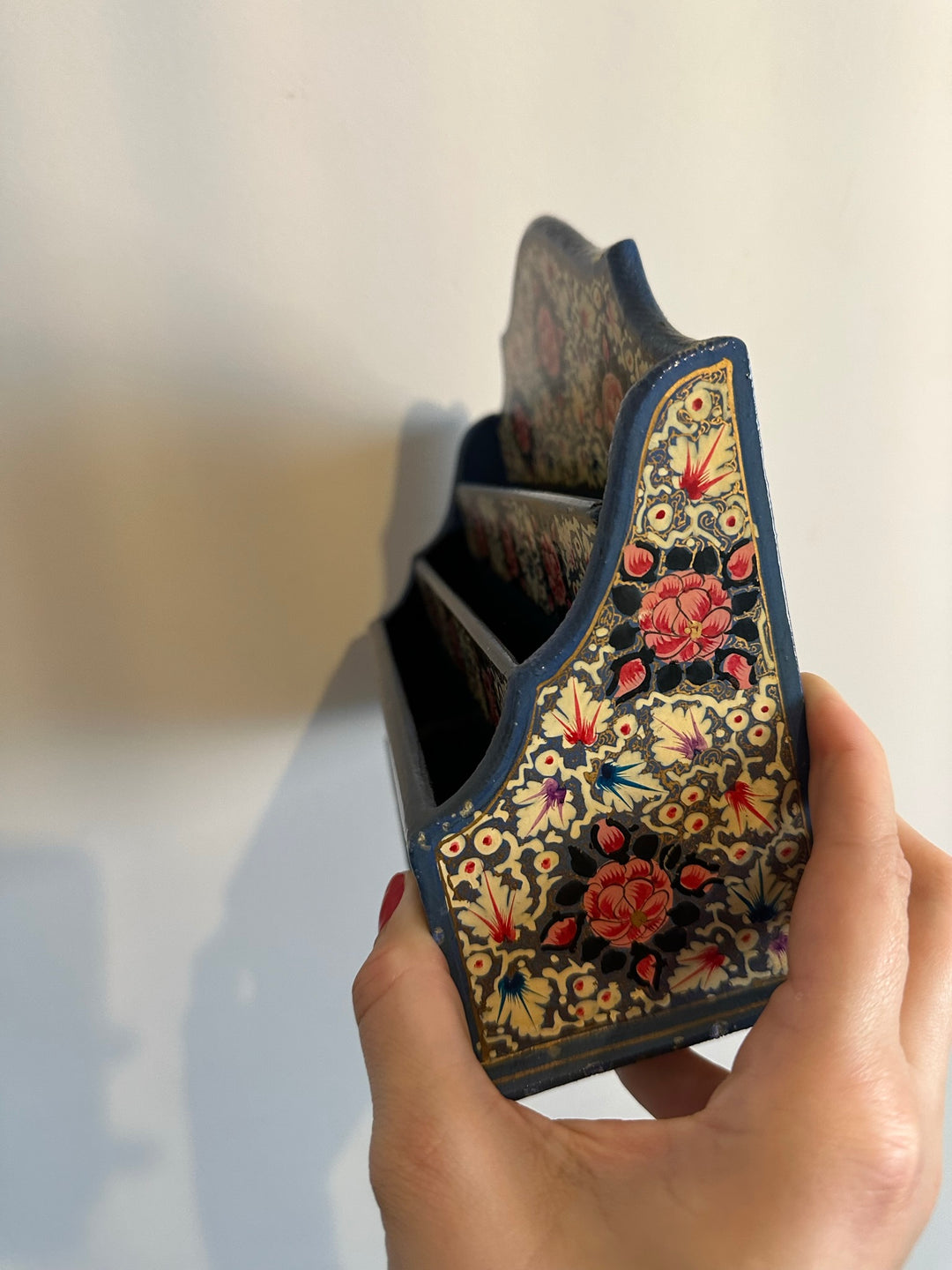 Porte courrier en bois décoré de fleurs roses sur fond bleu