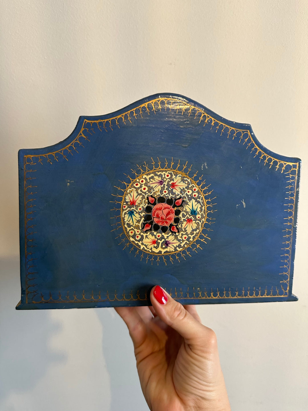 Porte courrier en bois décoré de fleurs roses sur fond bleu