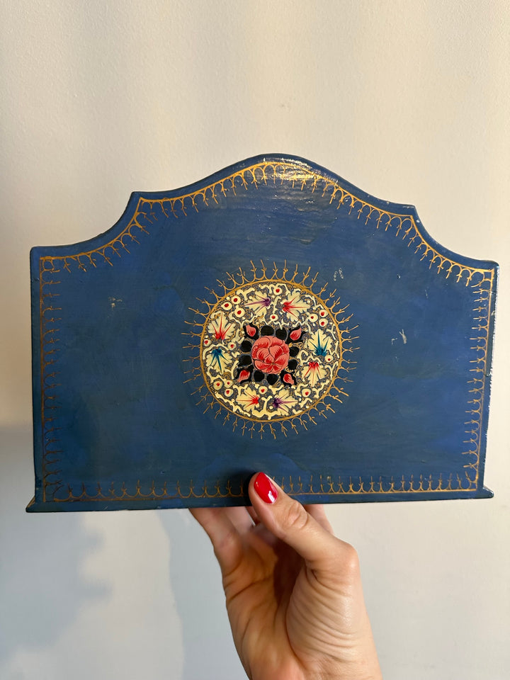 Porte courrier en bois décoré de fleurs roses sur fond bleu