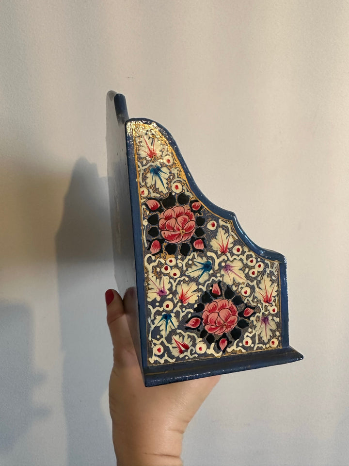 Porte courrier en bois décoré de fleurs roses sur fond bleu