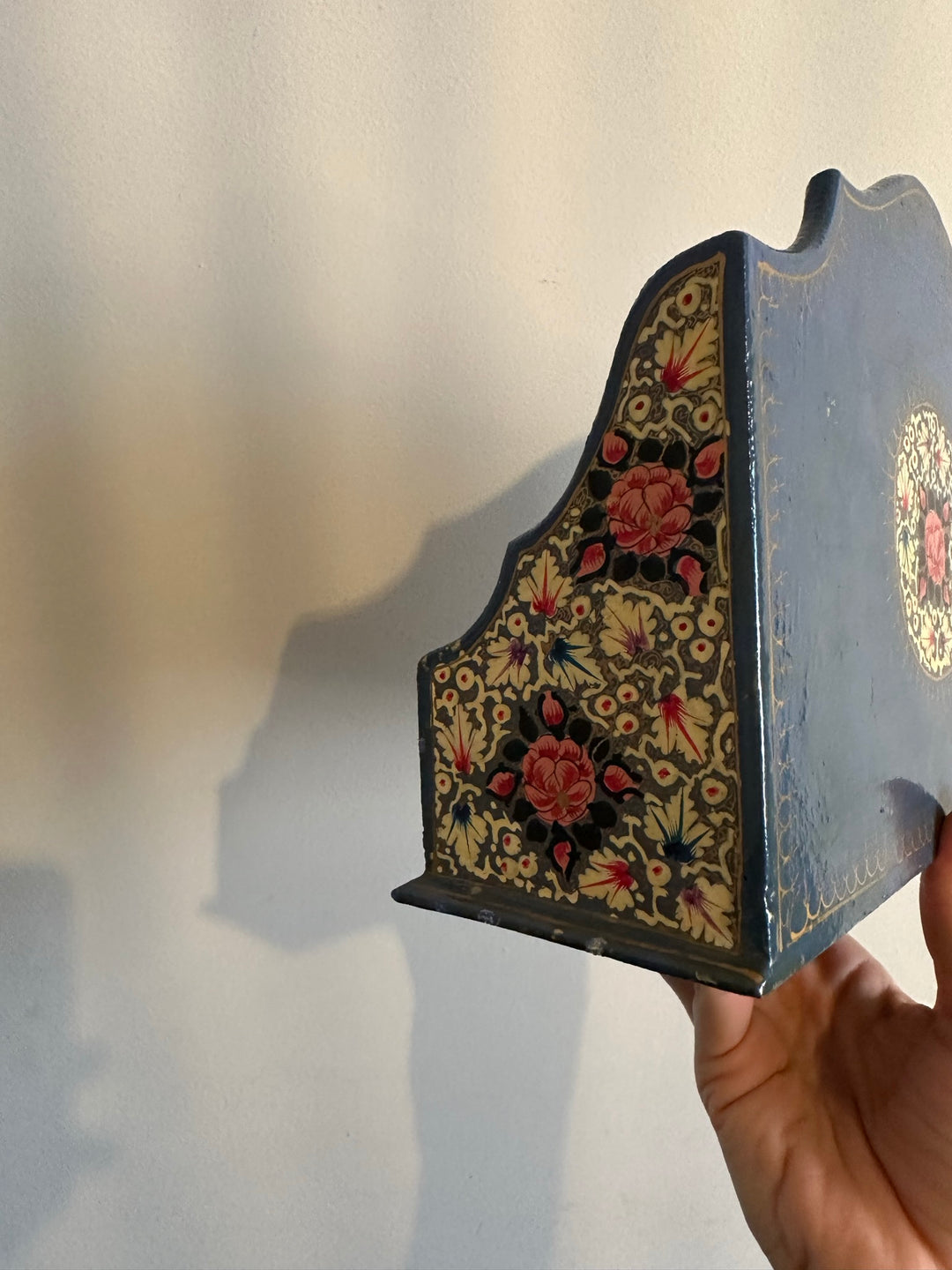 Porte courrier en bois décoré de fleurs roses sur fond bleu