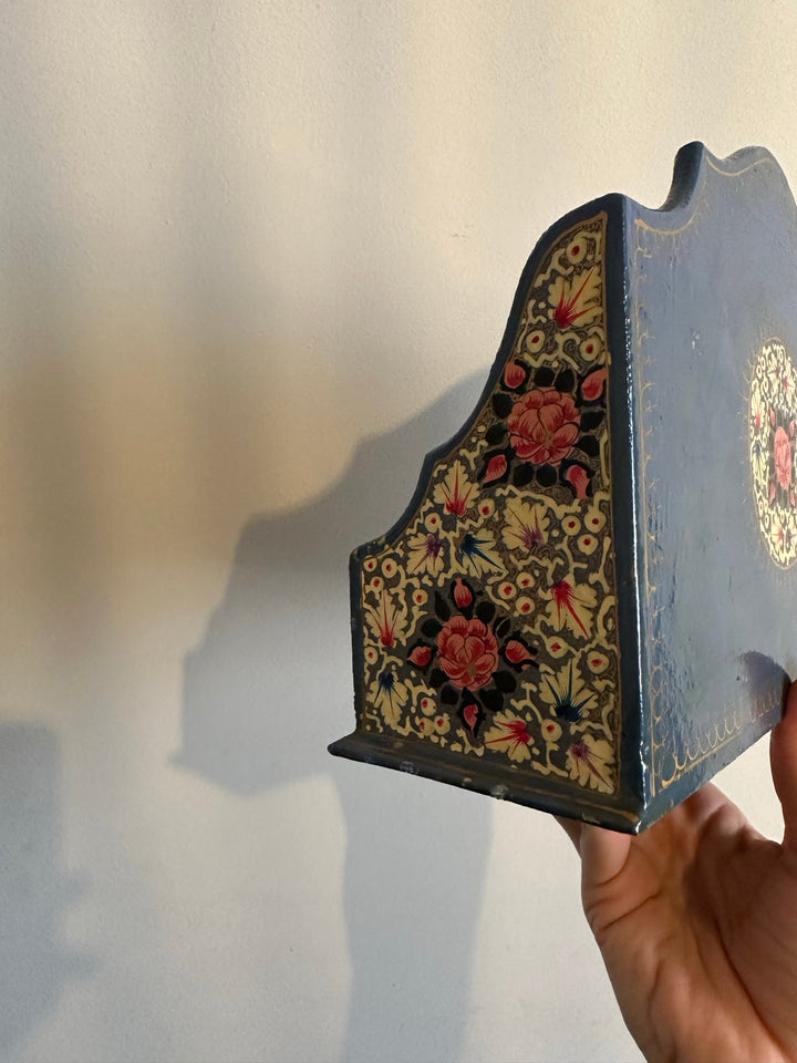 Porte courrier en bois décoré de fleurs roses sur fond bleu