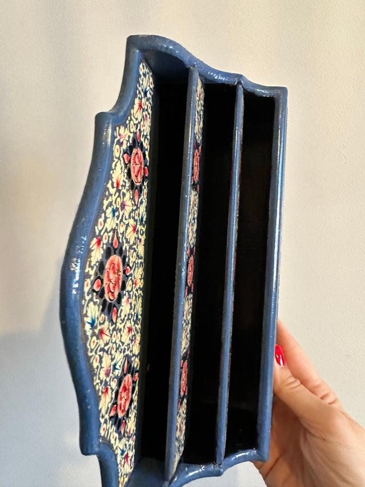 Porte courrier en bois décoré de fleurs roses sur fond bleu
