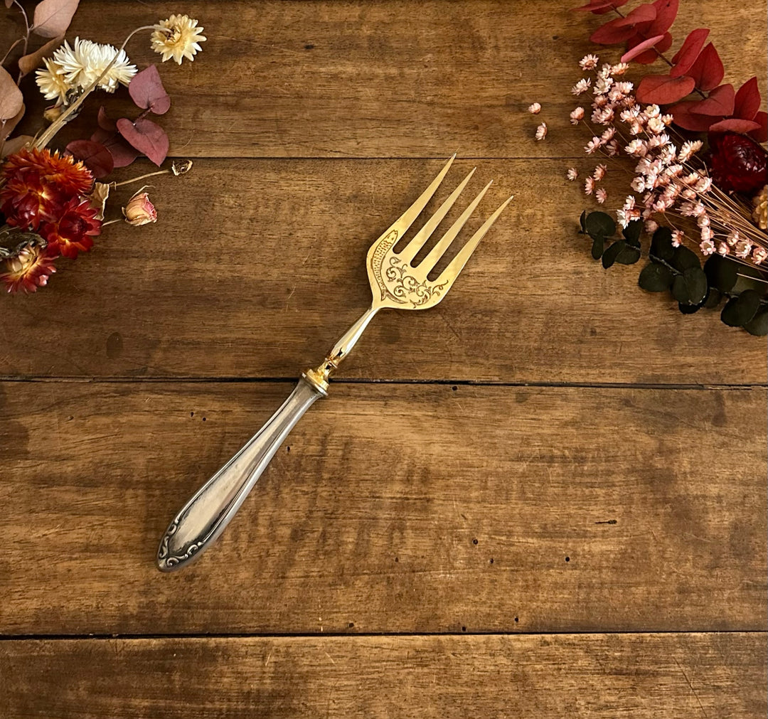 Fourchette à viande gravée en métal argenté et doré