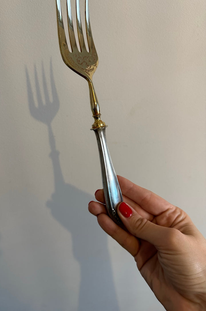 Fourchette à viande gravée en métal argenté et doré