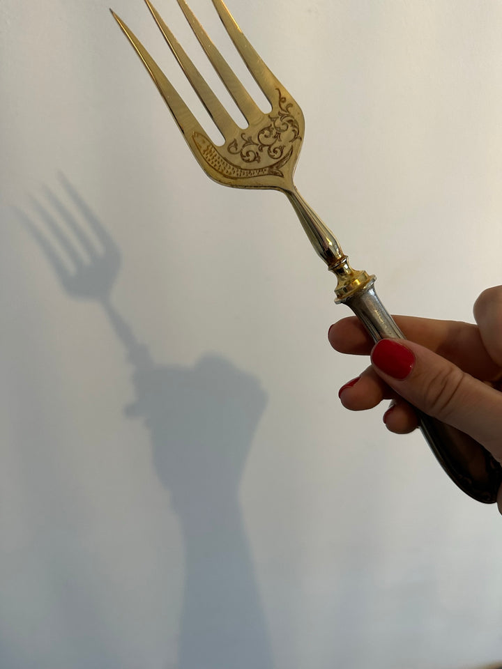 Fourchette à viande gravée en métal argenté et doré